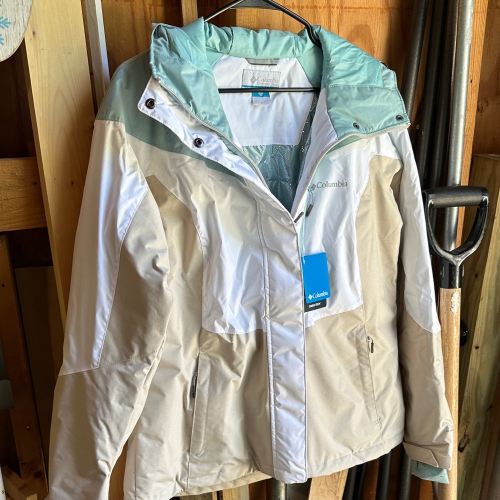 Columbia Women's Mint and Cream Ski Jacket